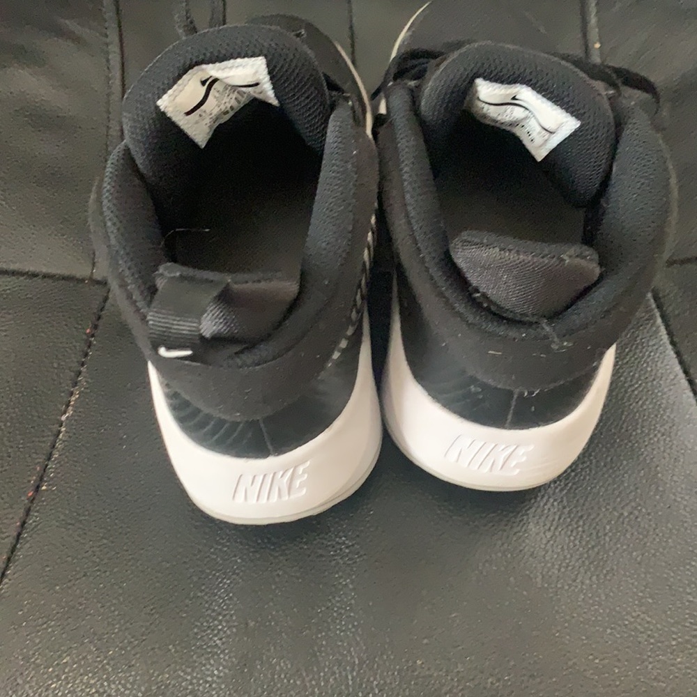 Boys Nike basketball shoes - Picture 2 of 4